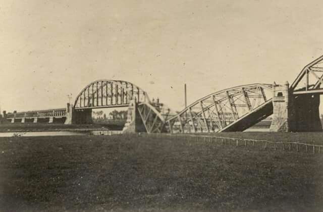 De vernielde brug in 1940