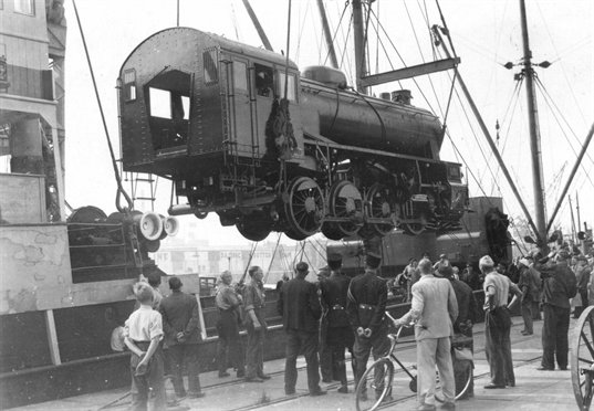 Fig.10. Aankomst van een locomotief te Rotterdam
